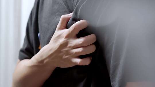 男人心痛胸痛心脏病发作视频素材模板下载