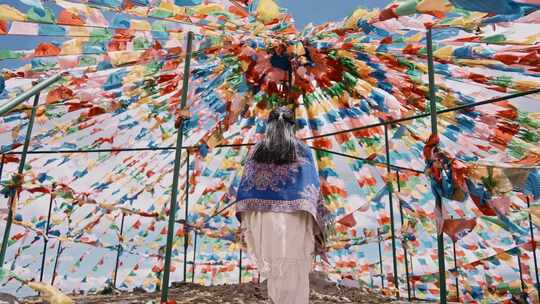 五彩经幡下的少女 祈福