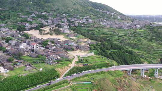 海边公路桥梁平潭最美环岛路行驶的车辆