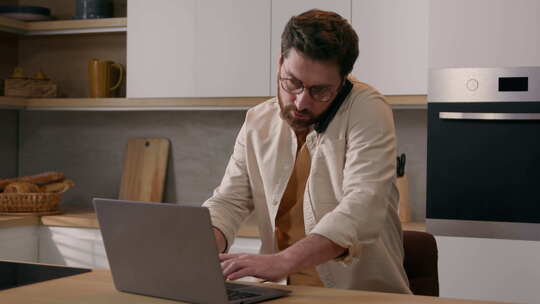 高加索自由职业者在家中使用笔记本电脑在线视频素材模板下载
