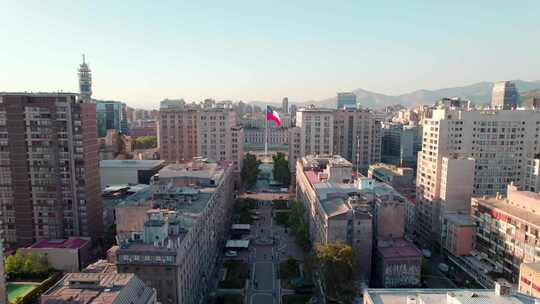 Paseo Bulnes带着智利国旗通向Bulnes广场和La Moneda宫殿。-空中