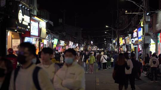 夜晚步行街人流商业街人群泉州西街老街夜景