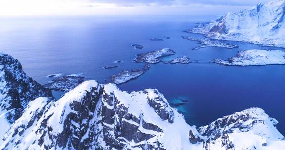 挪威罗弗敦群岛上白雪覆盖的山脉和桥梁