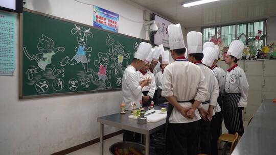学校烹饪雕刻课堂老师讲课