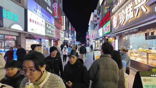 夜晚商业街人头攒动的热闹景象