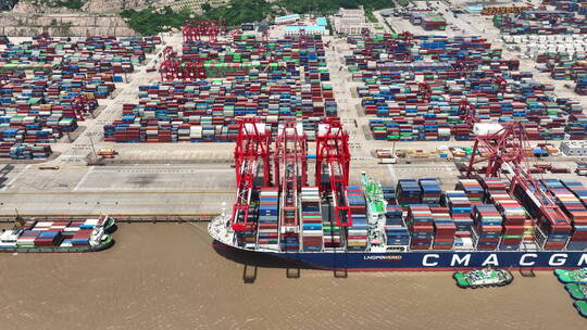 上海洋山港货轮装卸货视频素材模板下载