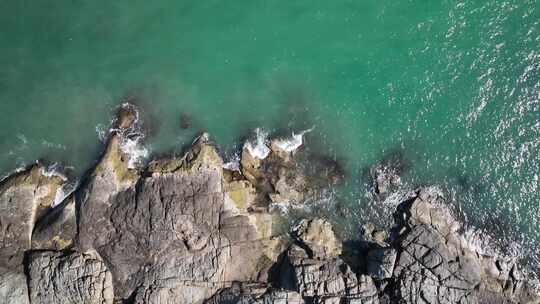 绿松石海水和岩石海岸的俯视图