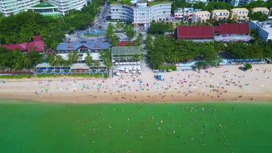 海南省三亚市大东海旅游区沙滩海岸线游客