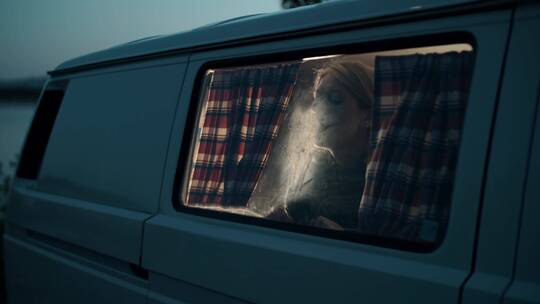 女人哈气在车窗上绘画视频素材模板下载