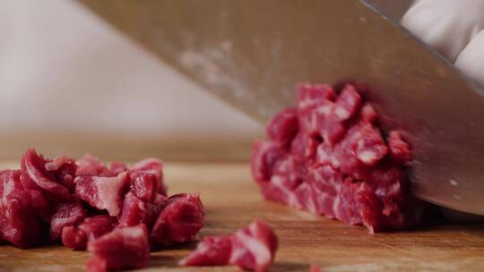厨师用刀将生牛肉切开视频素材模板下载