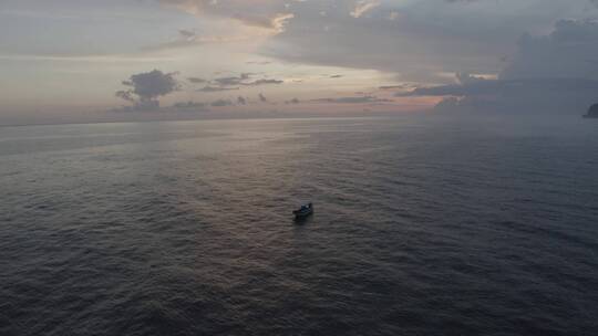 鸟瞰海上独木舟唯美景色视频素材模板下载