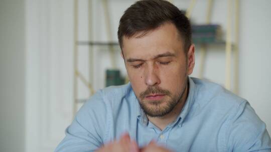 疲劳的男人在按摩头部