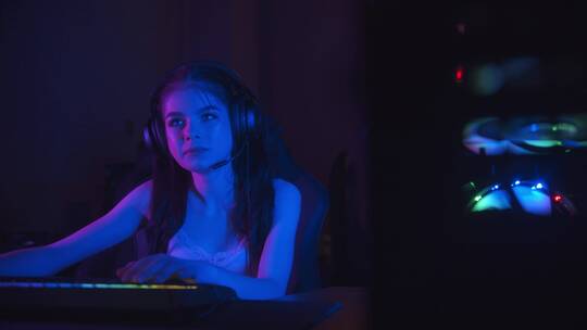 两个女孩在游戏俱乐部玩在线游戏