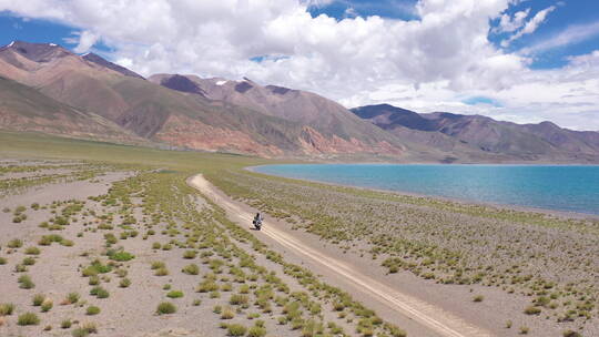 西藏阿里一错再措当惹雍错骑摩托车机车旅行视频素材模板下载
