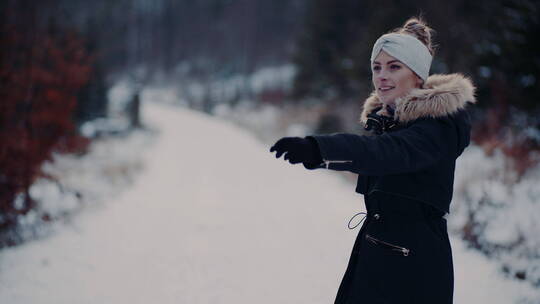 情侣手牵手在雪地公园里散步视频素材模板下载