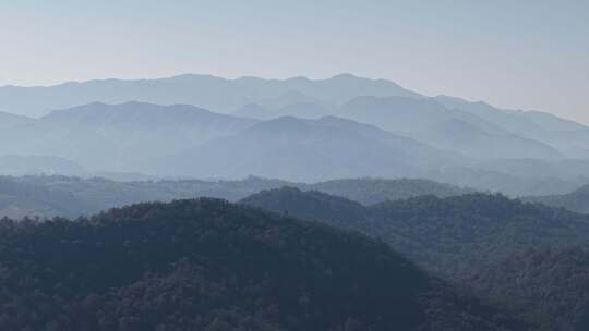 群山绵延的自然景观