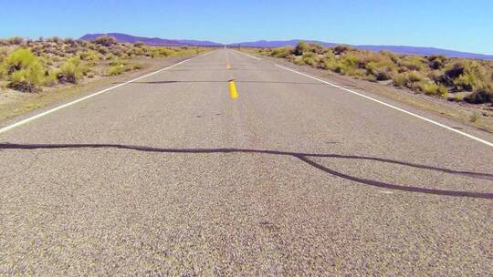 视点拍摄沿着沙漠公路快速行驶