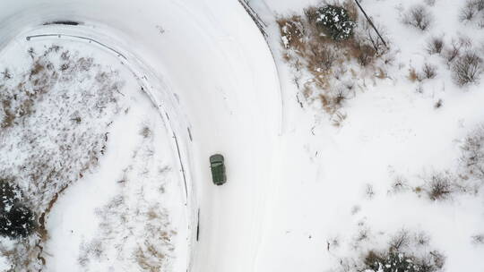 4K湖北神农架无人机航拍雪景山区拍越野车