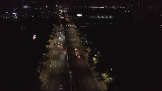 公交车在夜晚马路上行驶 航拍