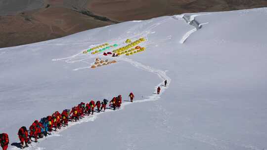 攀登新疆慕士塔格峰雪山的登山队队员