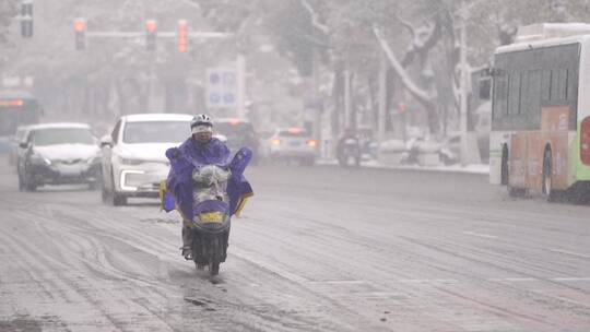 冰雪天气骑电动车的人