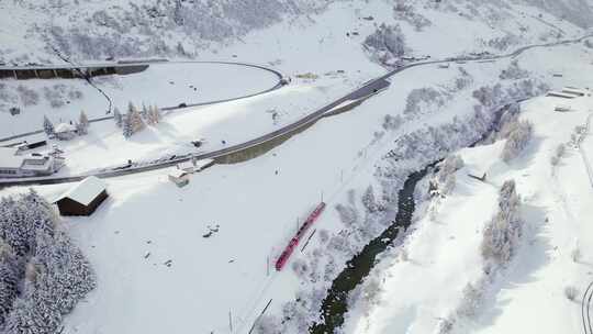 瑞士的雪地列车曾将乘客和滑雪者运送到滑雪