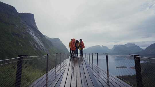 一群旅行者在山上的湿桥上