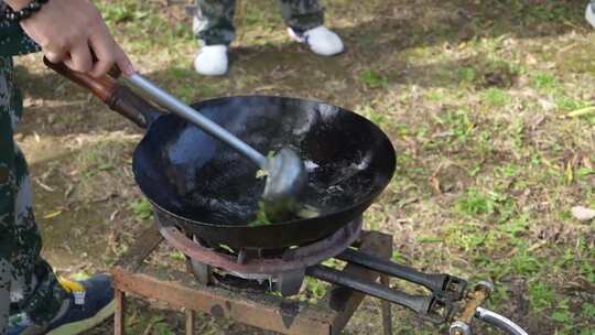 户外野餐 做饭 炒菜