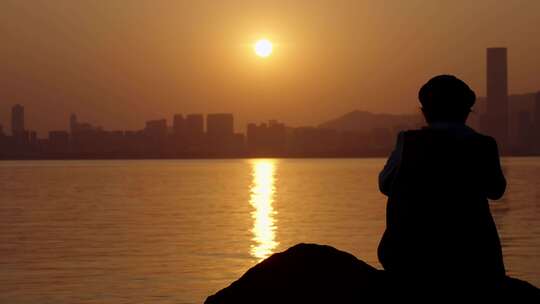 海边看夕阳的人物背影剪影