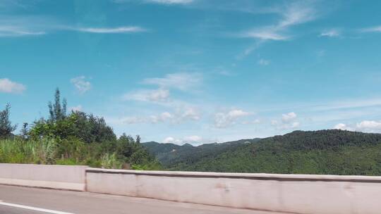 车窗外风景视频高速公路行驶车辆外树木蓝天