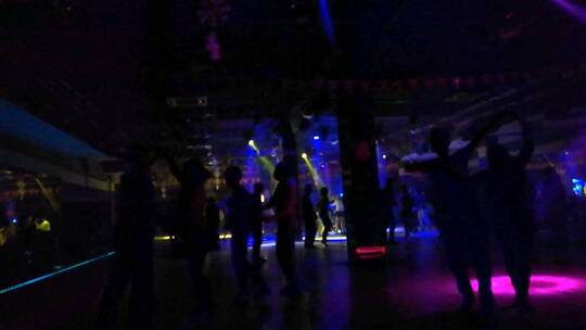 迪吧现场人群蹦迪