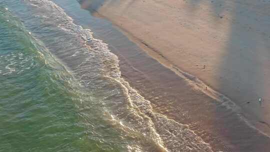 深圳海边沙滩海浪俯拍下降