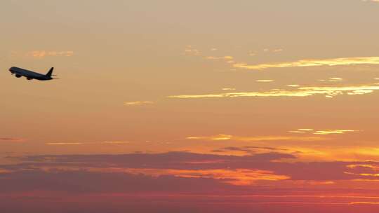 飞机在夕阳下起飞