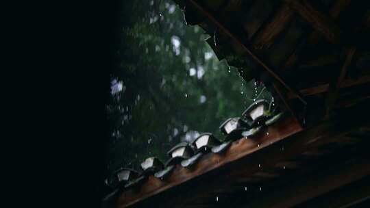 下雨屋檐空镜雨滴滴落雨水特写意境