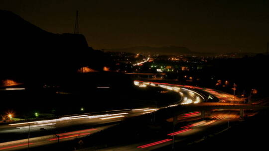 车辆在夜间高速公路上行驶延时镜头