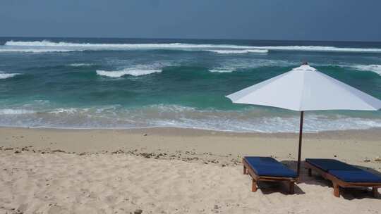 热带沙滩上的沙滩椅和雨伞