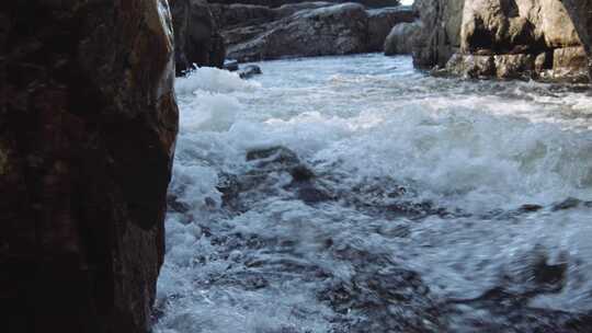 急流在岩石附近的河上流动