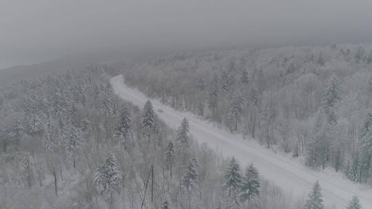 唯美雪景长白山老里克湖原始森林公路航拍