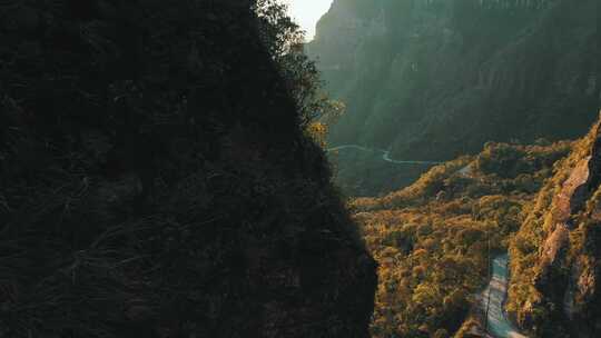 日出鸟瞰热带雨林山脉内的神奇道路，佐治亚