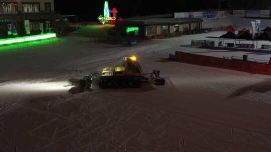 航拍吉林省长春市庙香山滑雪场压雪车工作