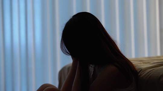 悲伤压抑的女人