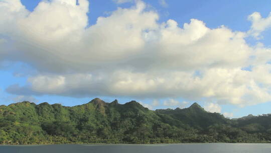热带岛屿上空的积云