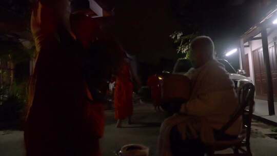 老挝朗布拉邦 寺庙 佛像 僧侣早晨上街布施