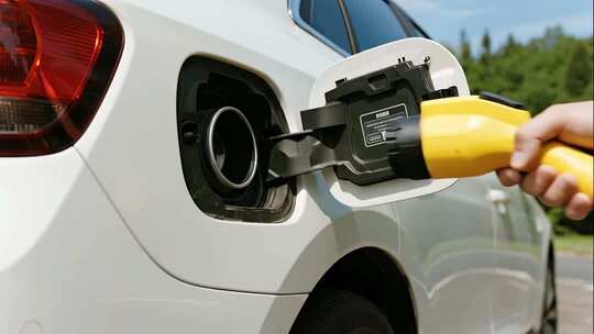 新能源电动汽车充电拔枪特写场景