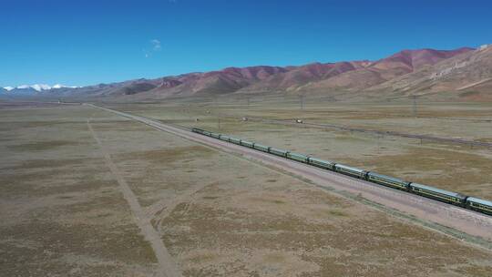 航拍青海可可西里青藏铁路线火车