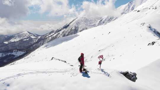 登顶雪山的旅行者