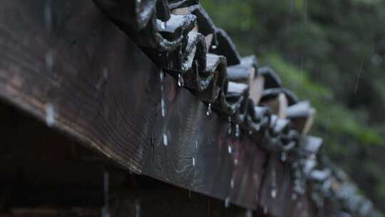 雨水在旧瓦屋的屋檐滴落特写4K