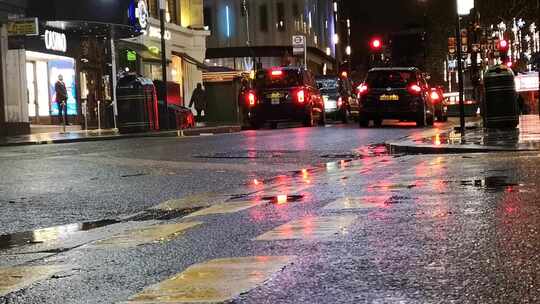 雨夜伦敦街上的轻型交通