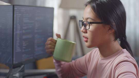 女程序员在喝水