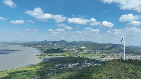 有风力发电机的山水风光俯瞰全景